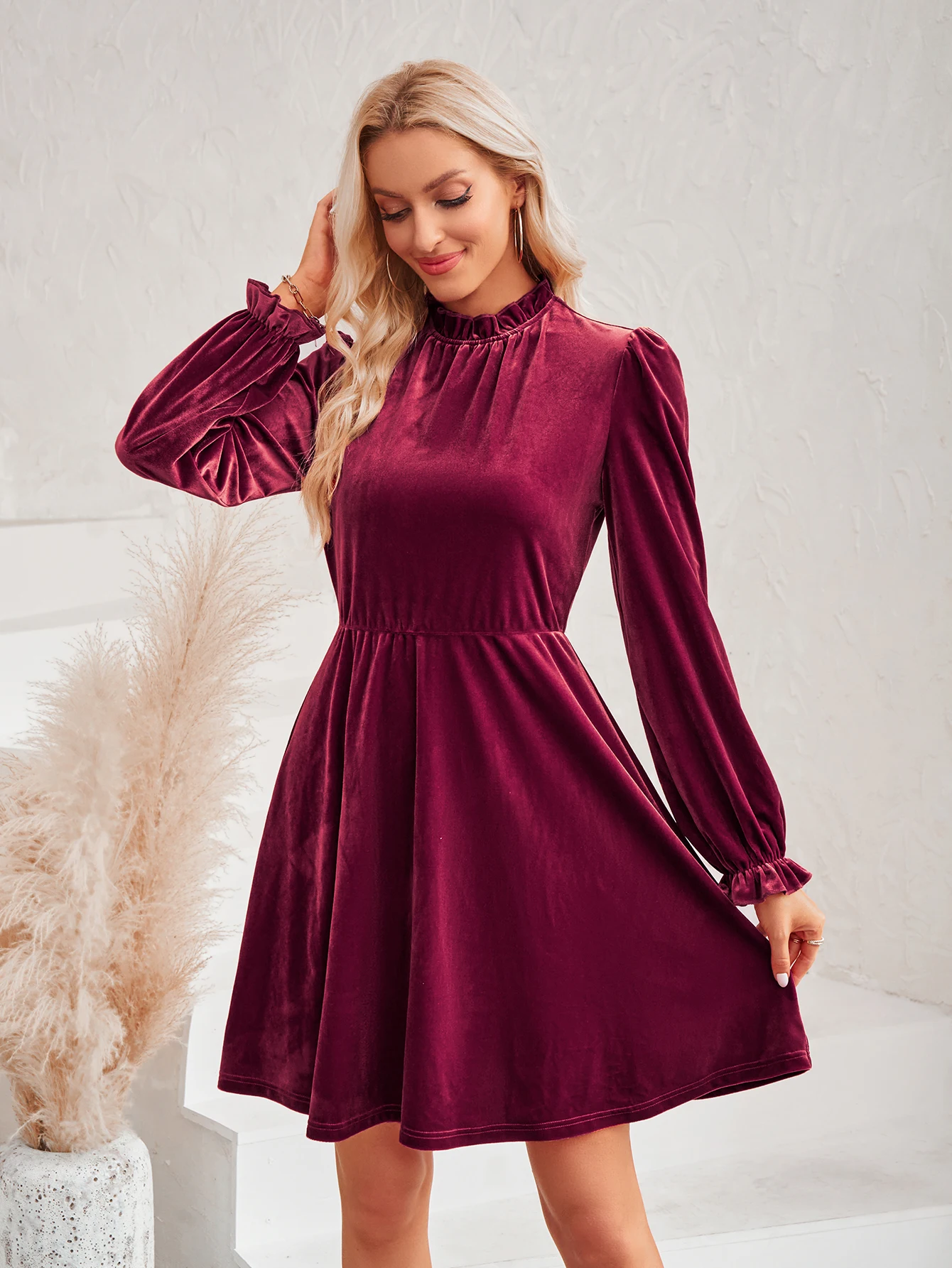 

Women's High Neck Velvet Monochromatic Waist Dress, Casual Style, Autumn and Winter Fashion, New