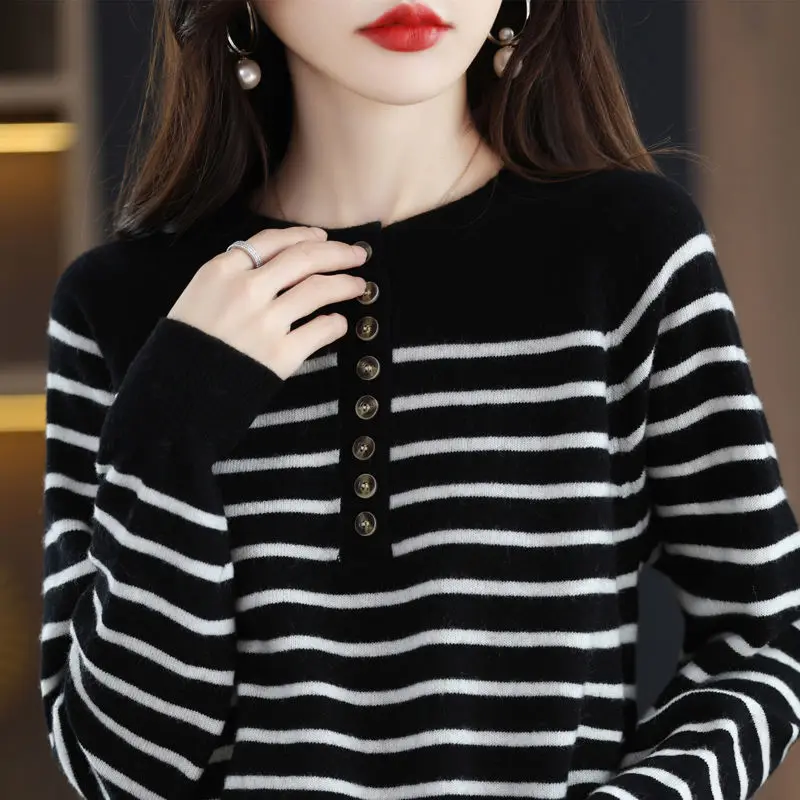 2022 여성 의류 티셔츠, 단색 오피스 레이디, 얇은 버튼 라운드 넥, 루즈 탑 피팅, 스트라이프 레저 심플, 가을 겨울