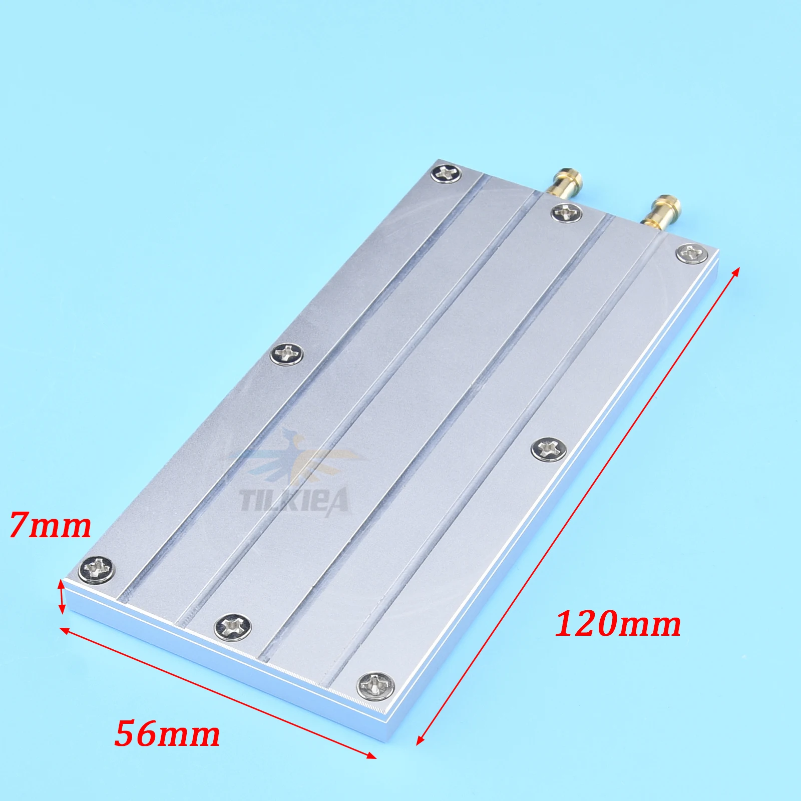 Plaque de refroidissement à eau argentée installée sur batterie de bateau RC, optimisant les performances du modèle