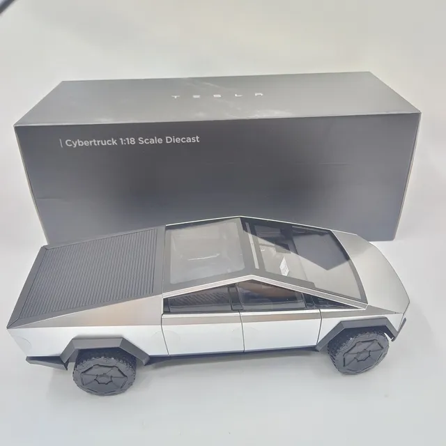 Tesla Cybertruck 1:18スケールダイキャスト Tesla Cybertruck Diecast Tesla Cybertruck 1:18スケールダイキャスト Tesla Cybertruck Diecast