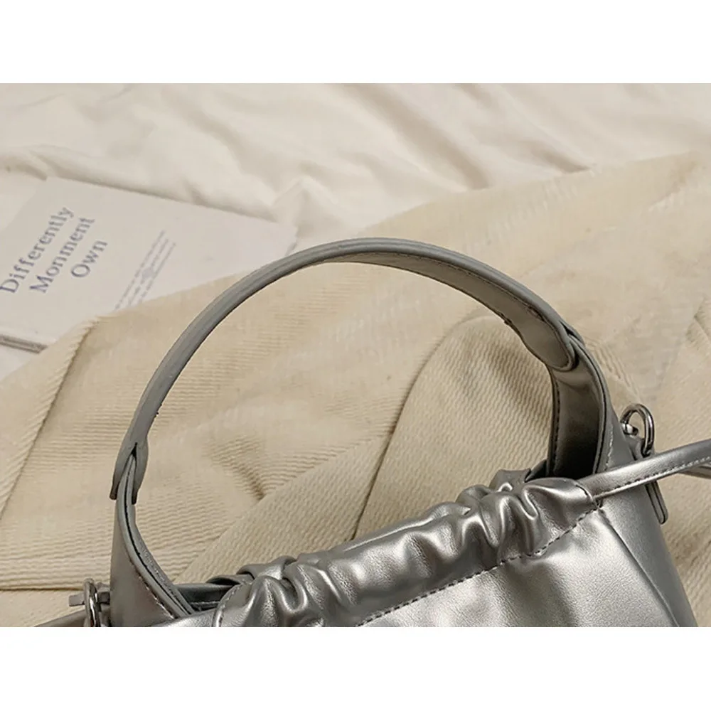 Korean version fashionable drawstring handbag for women 2024 new large capacity bucket commuting versatile shoulder_voghion.com