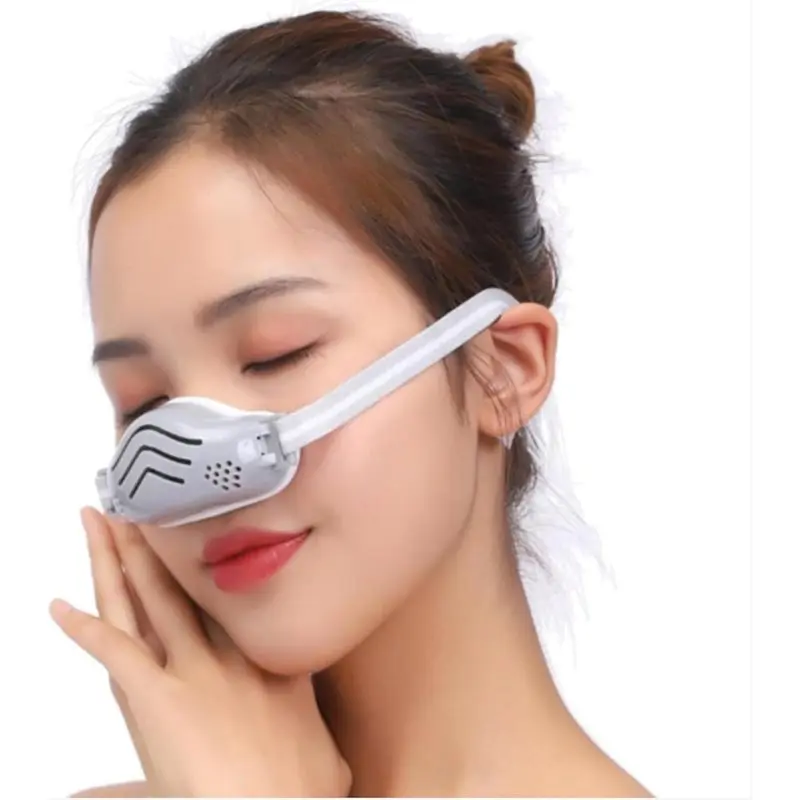 Masque nasal réutilisable avec filtre charbon actif, de profil, avec la sangle ajustable et le filtre visible.