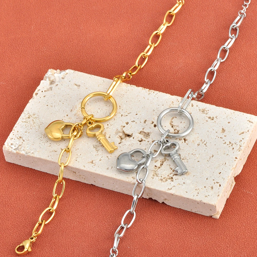 JeeMango Dickes, vergoldetes Schlüssel-Schloss-Charm-Armband für Damen, modisches Edelstahl-Metall-Armreif-Armband, Schmuck B26007 – Detail 6