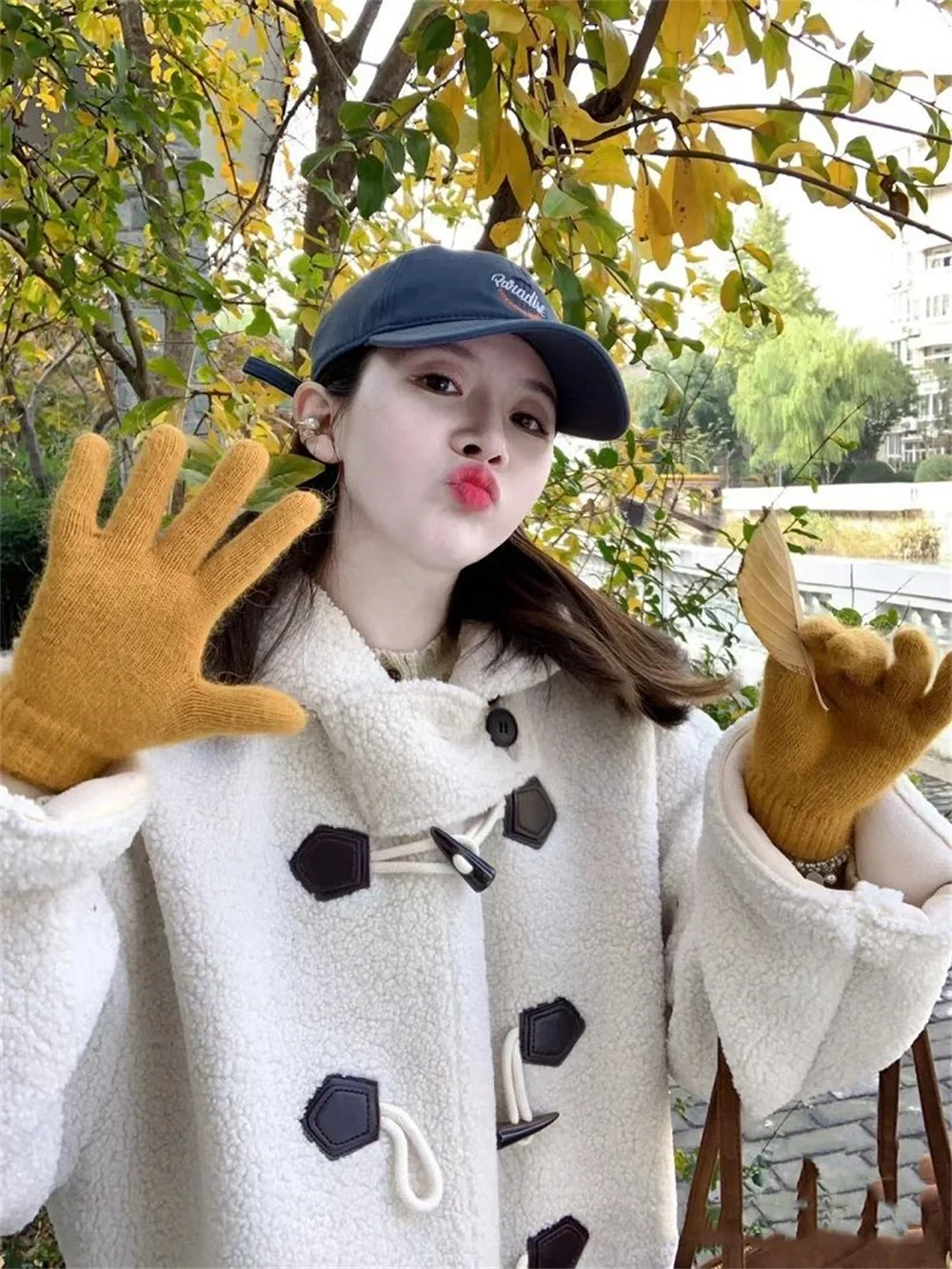 Soft and Glutinous Lamb Hair Cow Horn Button Coat for Women's Winter Mid length Thickened and Warm Imitation Fur Integrated Coat