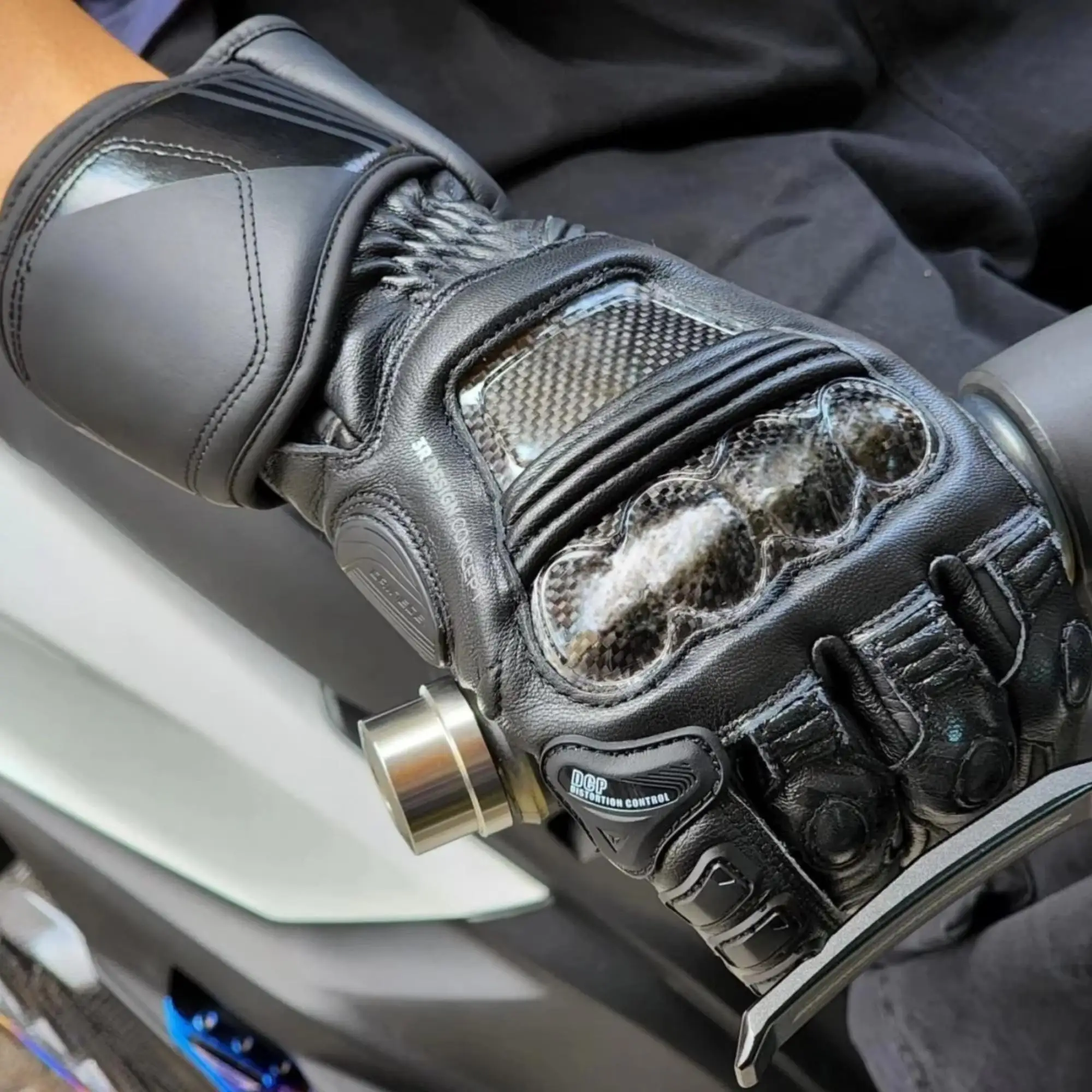 Motorcycle Gloves Carbon Fiber Motocross Racing Glove Cowhide Moto Gloves Men Breathable Guantes Moto Four Seasons D