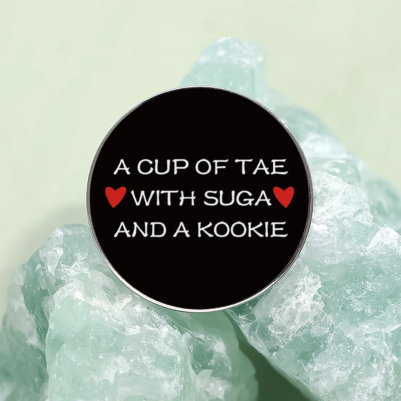 Eine Tasse Tae mit Suga und einem Kookie Pint Broschen Pin für Freunde Geschenk Schwarz Runde Form Revers Abzeichen Zubehör für Party – Detail 2