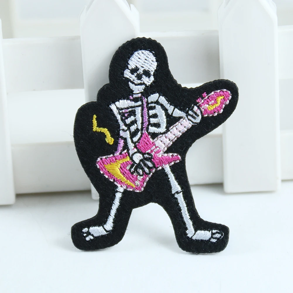 2PCS Gitarre Musik Schädel Patch Gestickte Eisen auf Applikation Skelett Bösewicht Abzeichen DIY Nähen Stoff DIY Verzierungen Patchwork