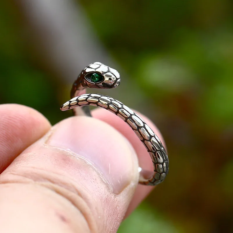 Luxurious Green Zircon Women's Wedding Ring in Sterling Silver