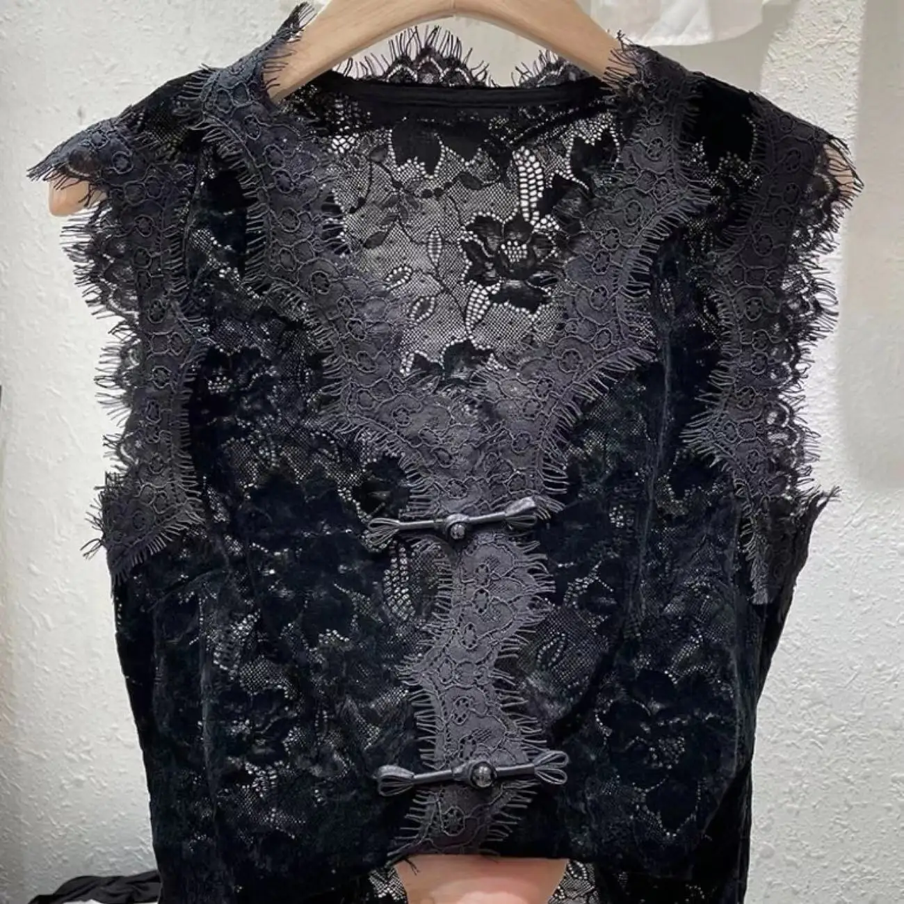 

European Premium New Arrival Vintage Embroidery Lace Blouse Chinese Plate Buckle Slim V-Neck Sleeveless Shirt Top for Women