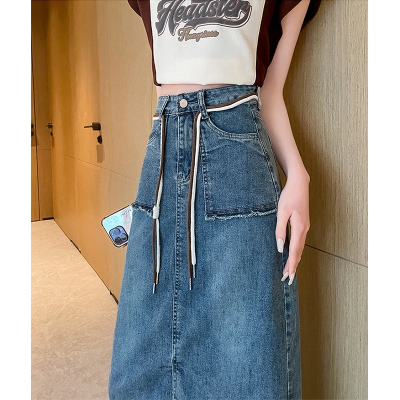 Real time photo of women's high waisted jeans retro blue casual 2023 new spring and autumn new retro mid length buttocks skirt