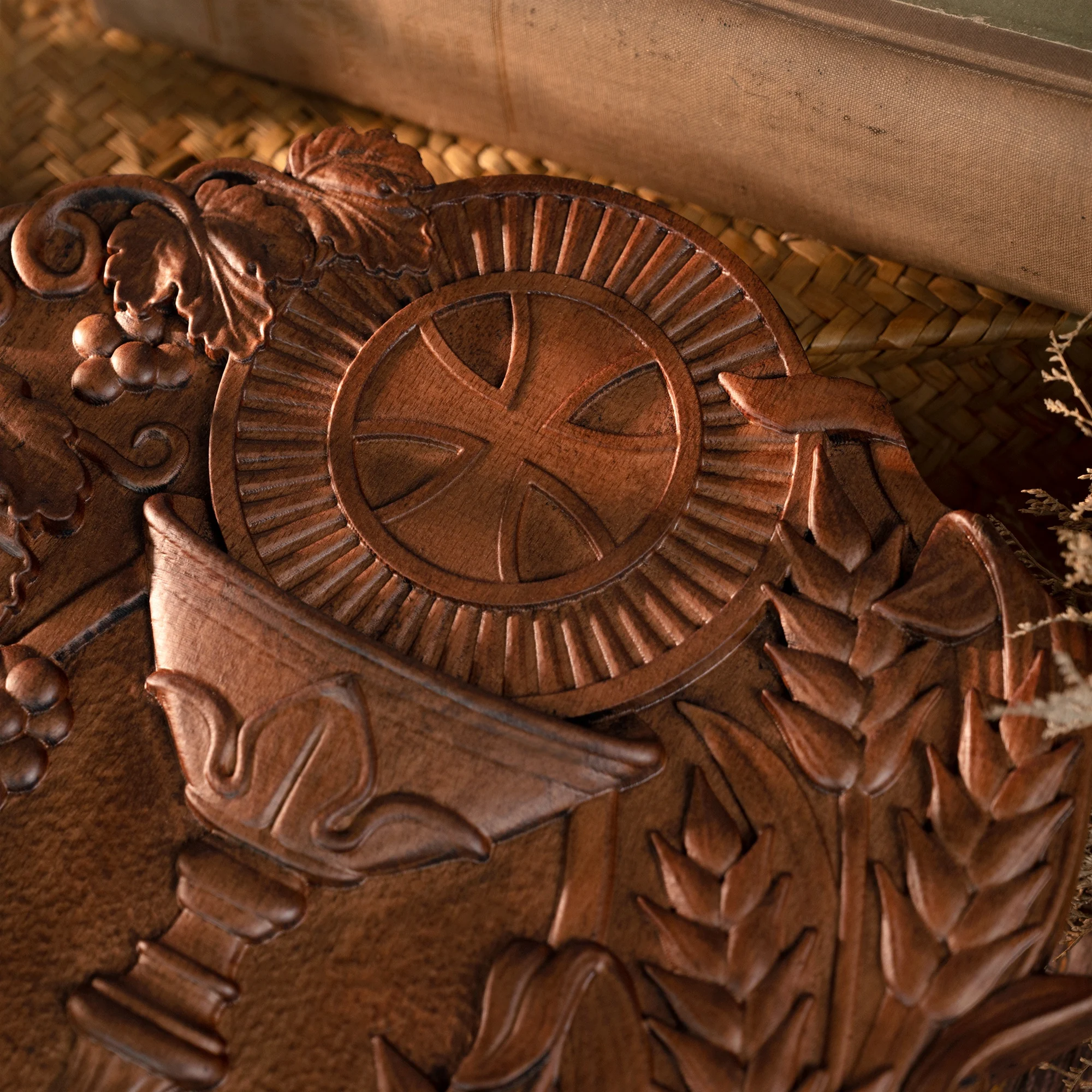 First Communion Carved Wood Medal for Wall Decorations, Holy Communion Gifts, Christian Art