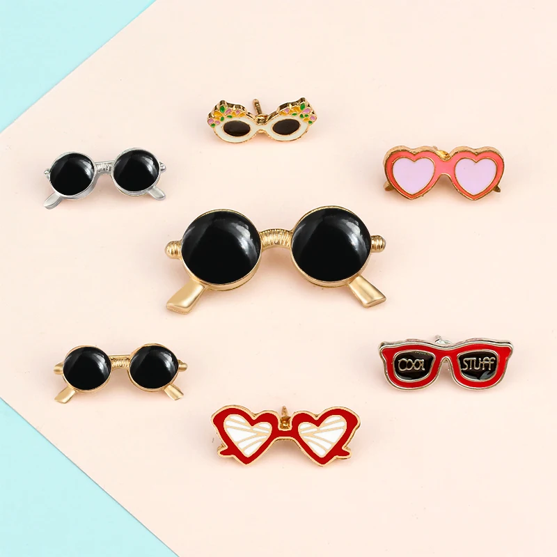 Fashion Beach Sunglasses Enamel Pins Retro Black Glasses Brooches for Women Men Jackets Shirt Collar Lapel Badge Cartoon Jewelry