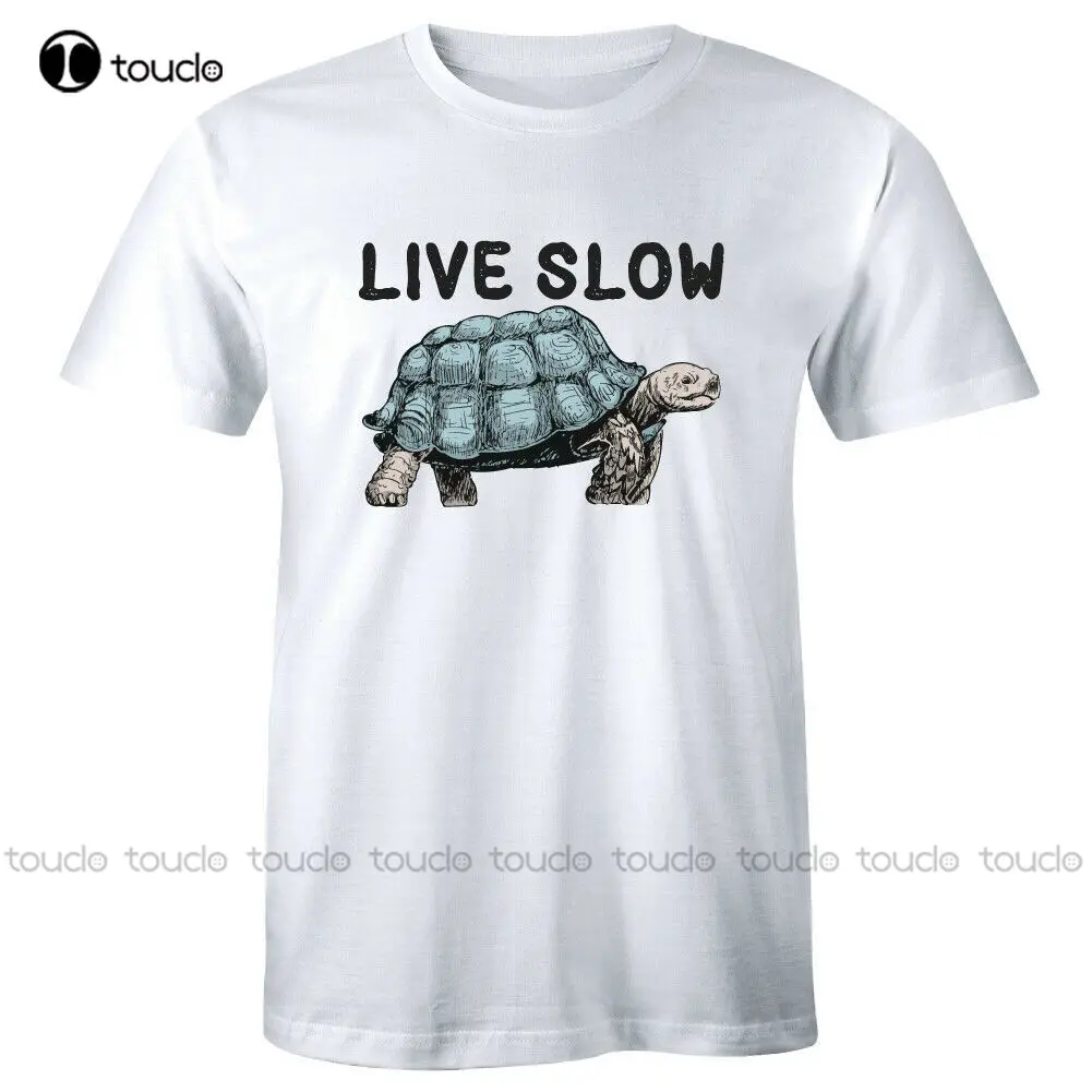 

Женская футболка с надписью «Live Slow With черепаха»
