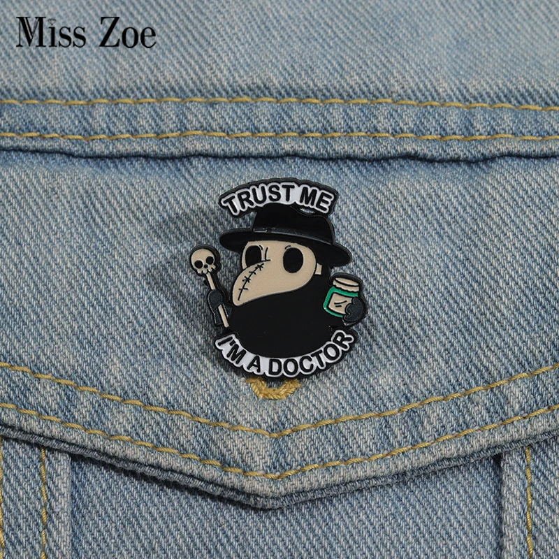 Vertrauen Sie mir Ich bin ein Arzt Emaille Pins benutzer definierte Arzt Krähe Broschen Revers Abzeichen Kleidung Punk Halloween Schmuck Geschenk für Kinder Freunde