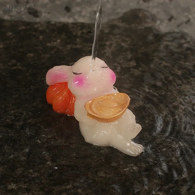 손으로 조각한 귀여운 토끼 장식, 송진 색상 변경, 애완 동물 부티크, 차 트레이 장식, 동물 조각 장식품