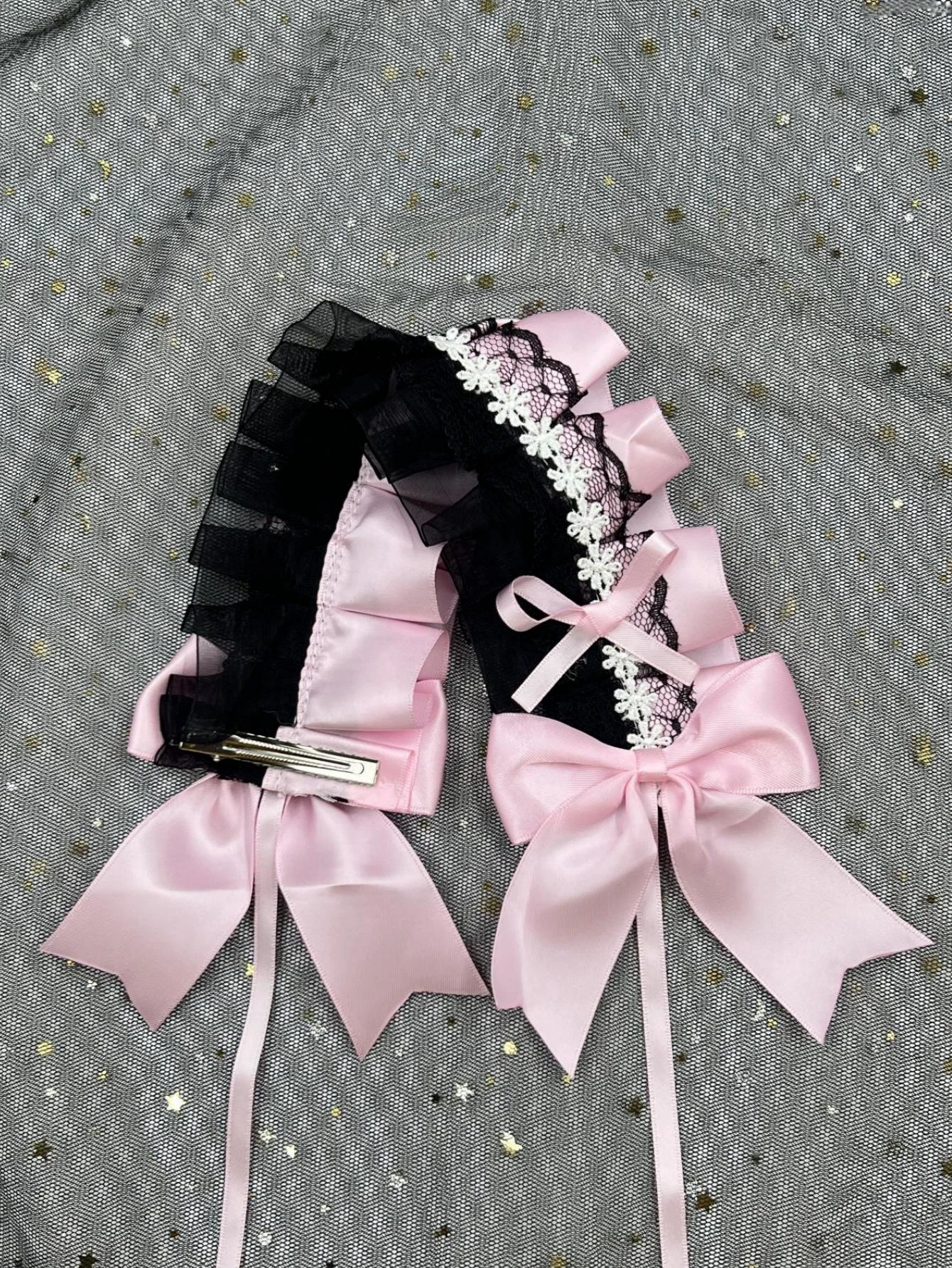 Gothic Lolita Süßes Stirnband in Kontrastfarbe mit Rüschen, Spitze, Schleife und Haarspangen, Anime Maid Kopfschmuck – Detail 16
