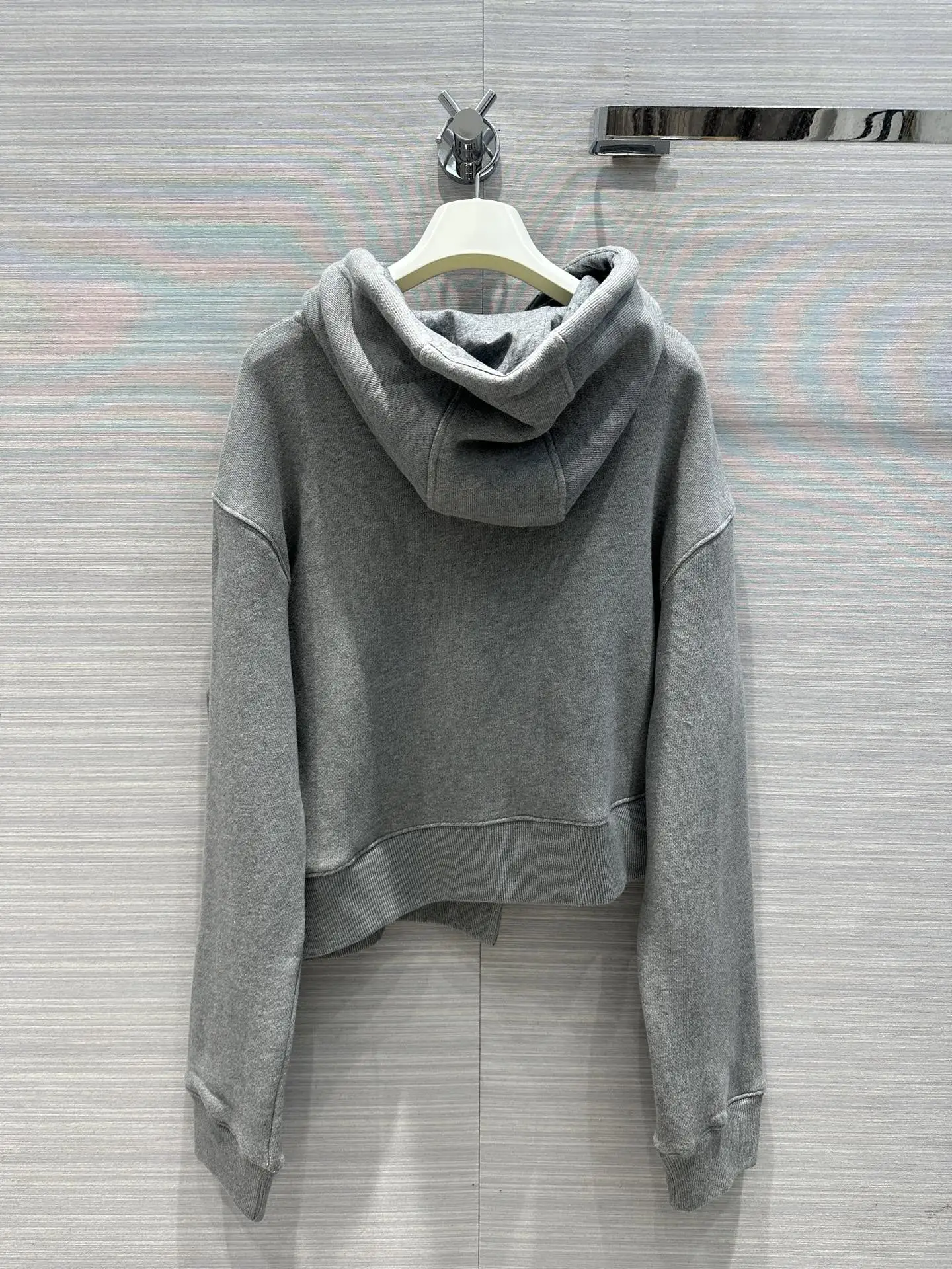 Рисунок 2 - Асимметричный дизайнерский свитер с трехмерным вырезом