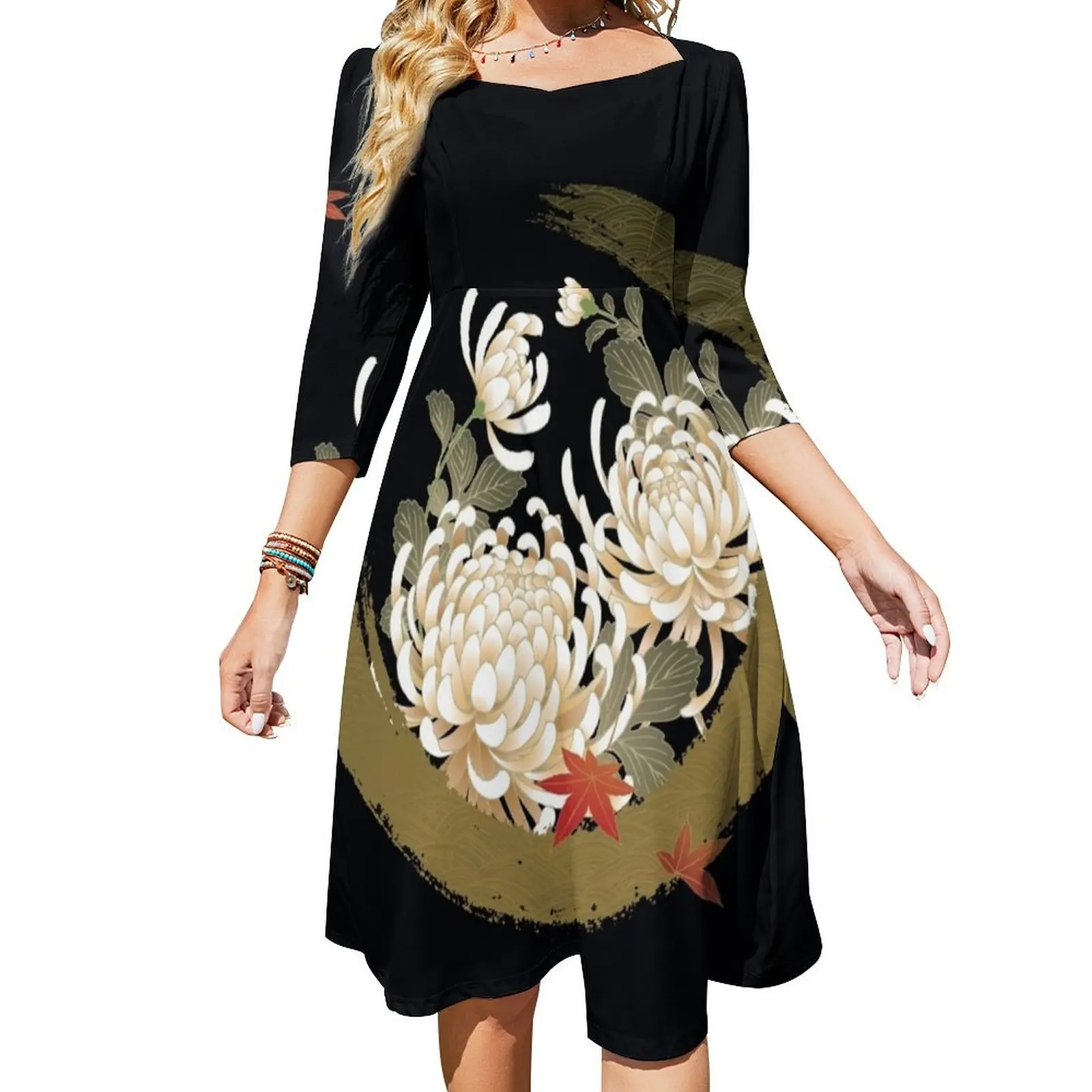 

Кимоно женское с белыми пионами и красными кленовыми листьями