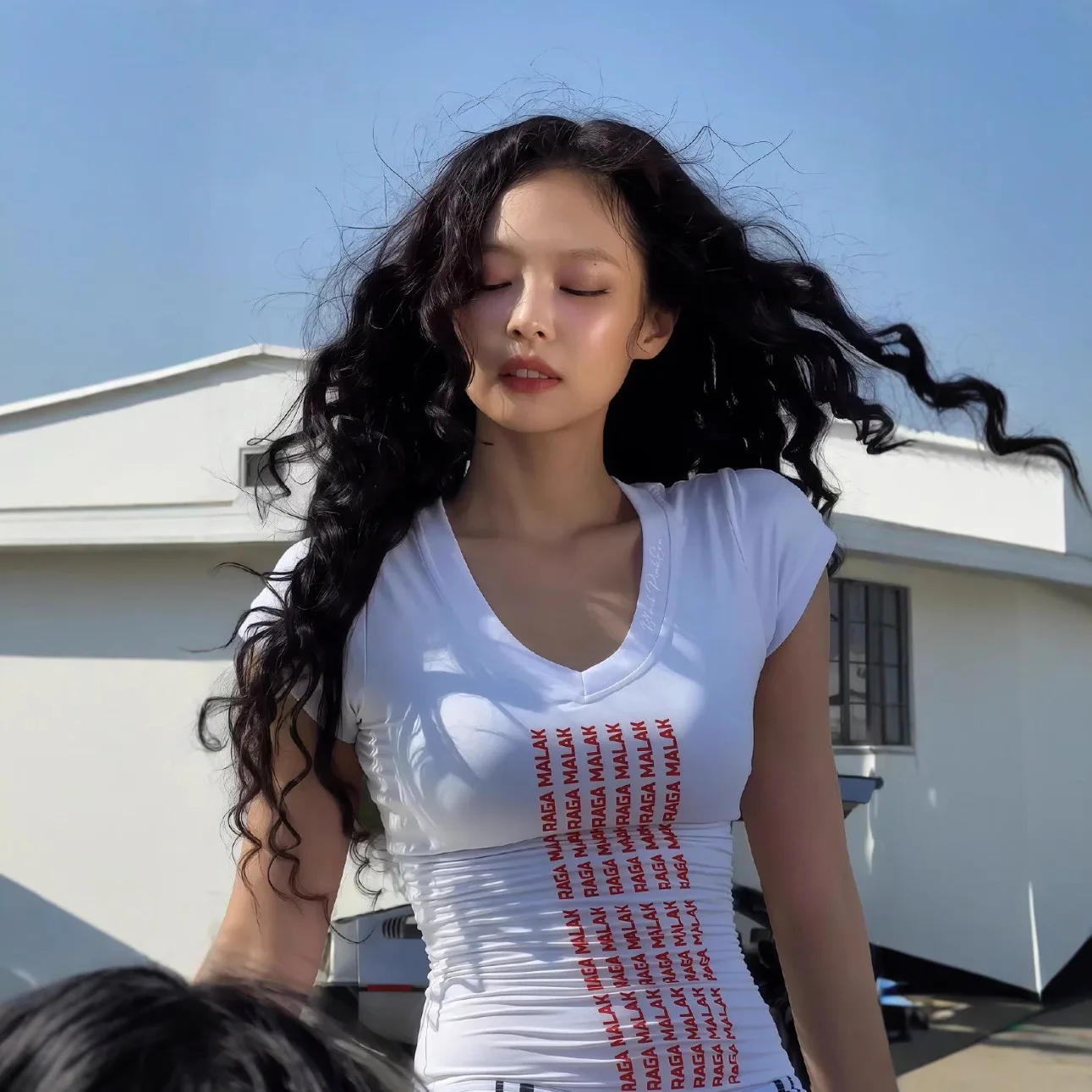 Jennie着用　RAGA MALAK V neck top Raga malak white V-neck tight fitting T-shirt with red logo