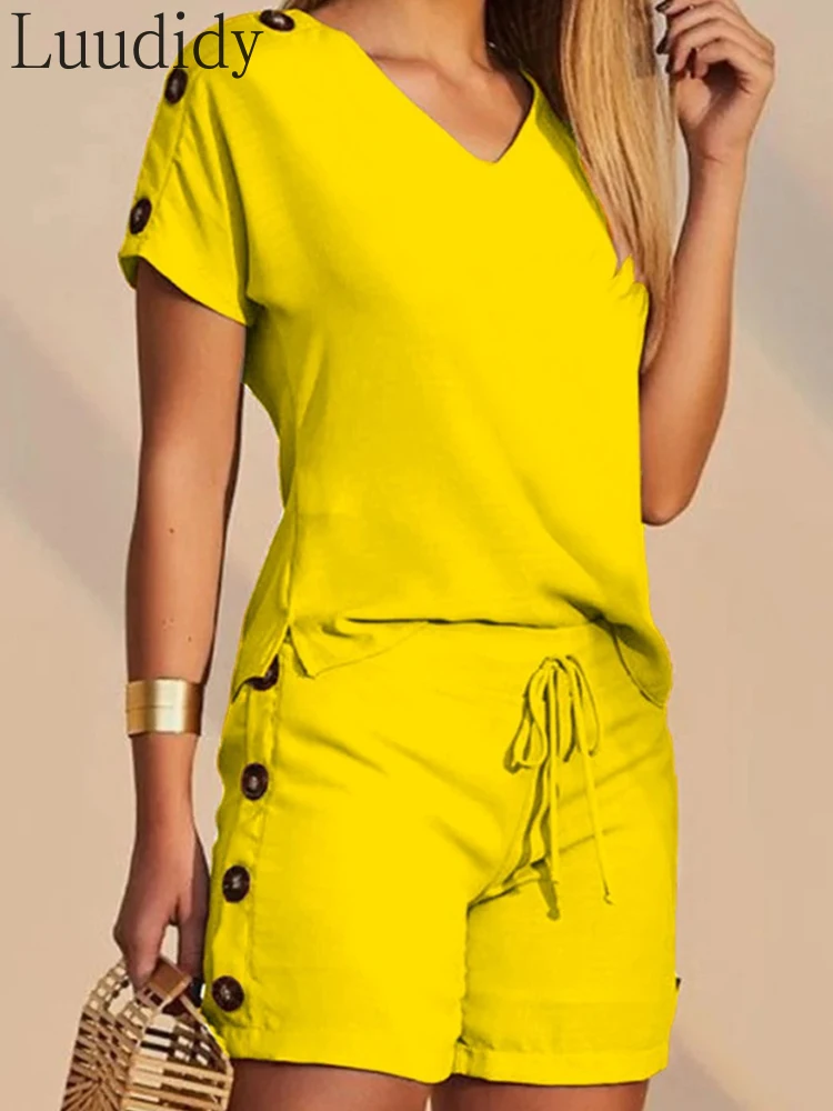 

Женский комплект из футболки на пуговицах с коротким рукавом и шорт с Кулиской