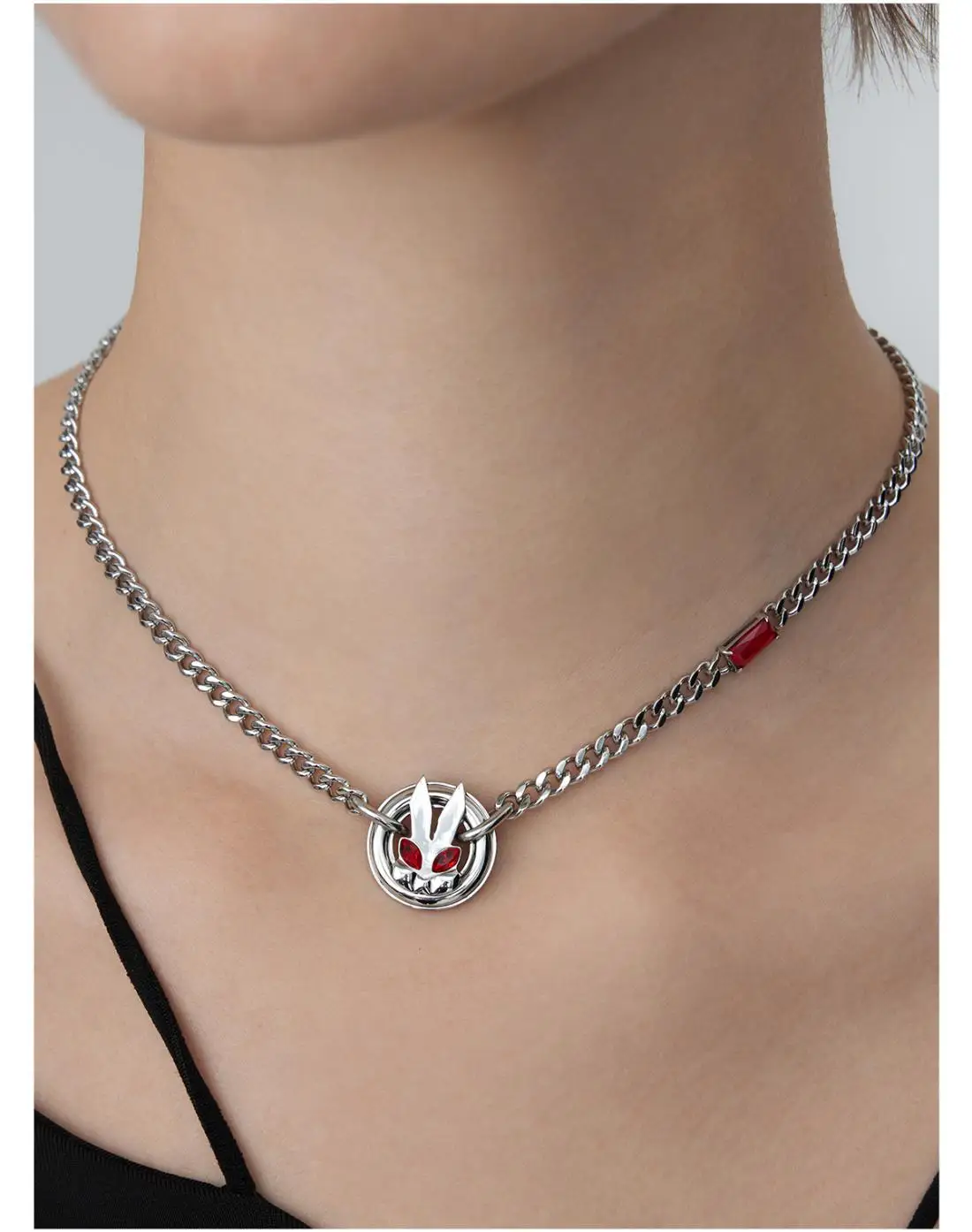 New 2023 Vintage Fashion Rabbit Round Necklace Unisex Long Pendant Banquet Jewelry Accessories Gift