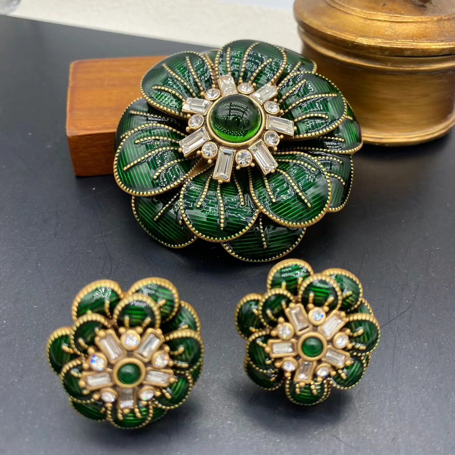 

High-quality Vintage Fashion Light Luxury Flowers Drop Oil Brooch Earrings Elegant Suit Corsage Accessories For Women