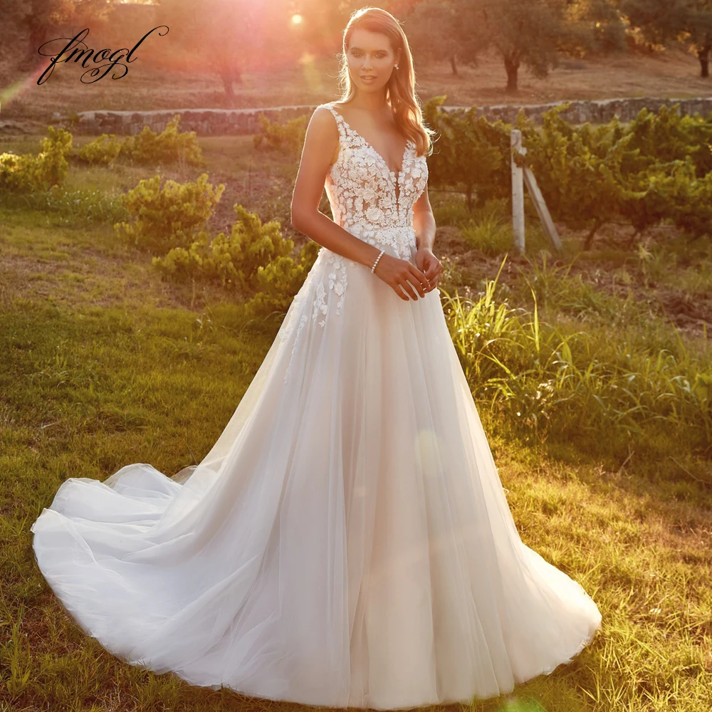 

Fmogl Sexy Backless V Neck Lace Vintage Wedding Dresses Luxury Appliques Spaghetti Straps Court Train A Line Bridal Gown