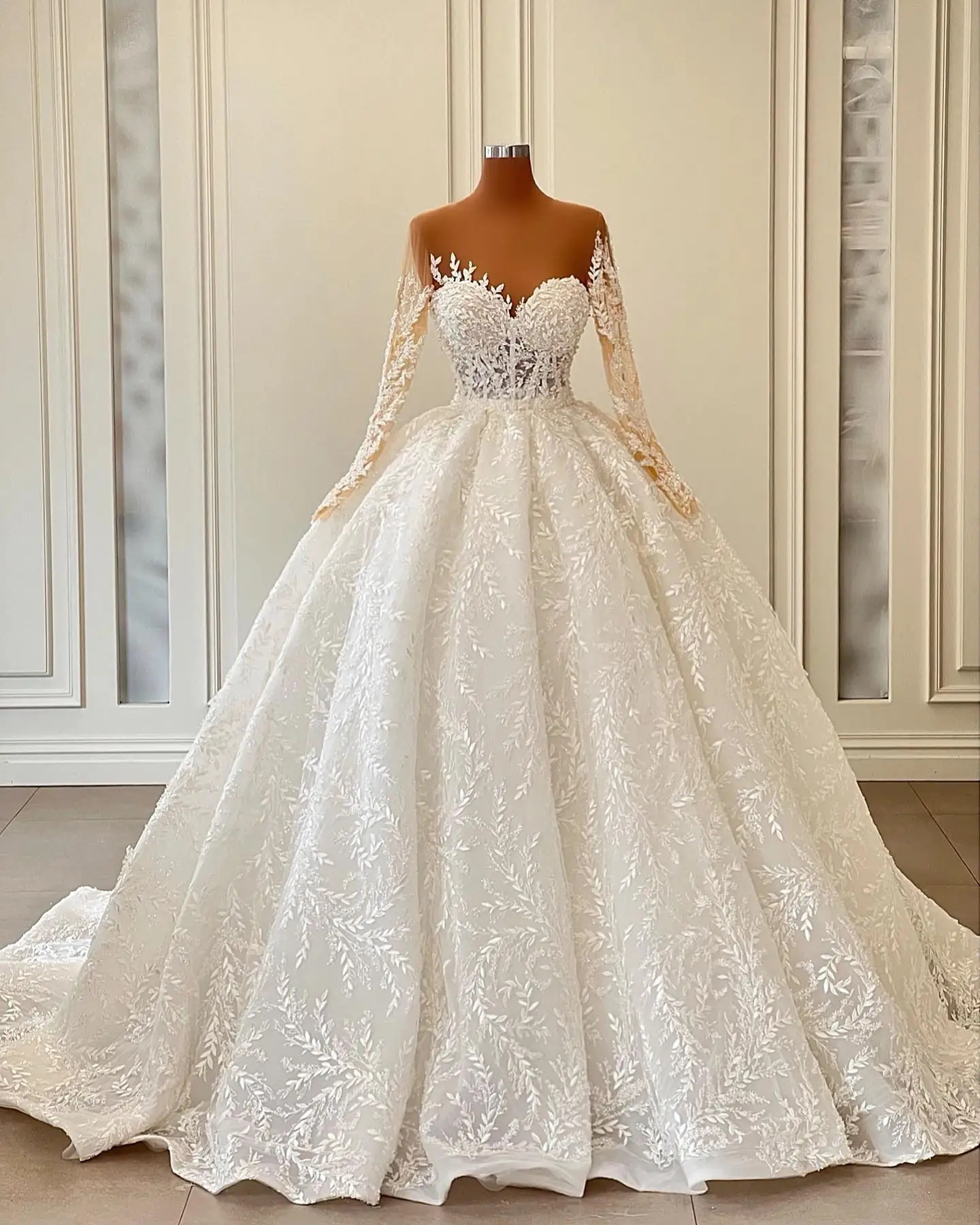 Elegant Strappy Sweetheart A-Line Wedding Dress with Exquisite Appliques and Chapel Train