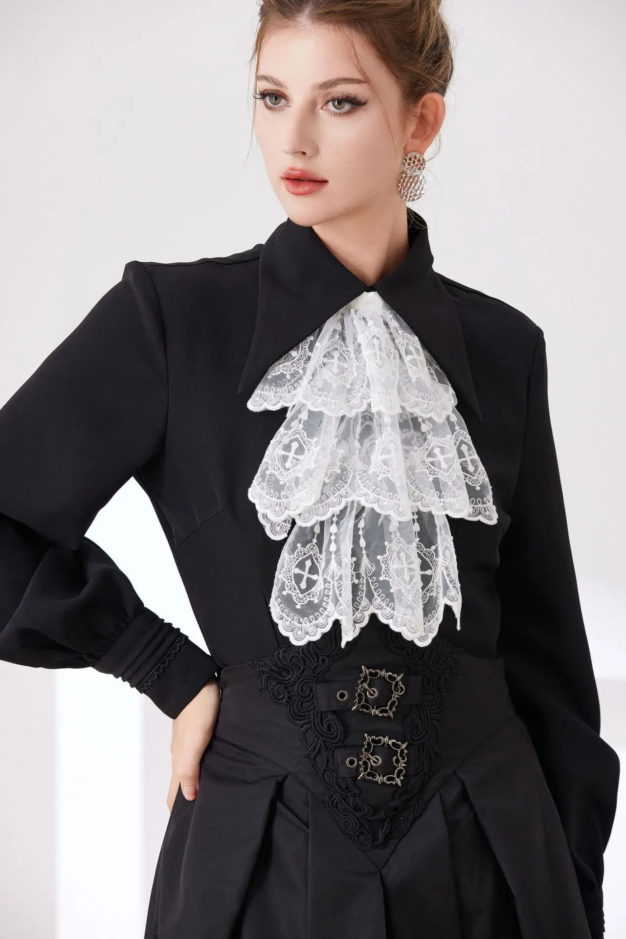 Vintage Spitzen-Rüschenkragen mit Kreuzdesign, Unisex Hofstil-Falschkragen/Lätzchen, Clown-Accessoire Abnehmbarer Halskragen – Detail 12