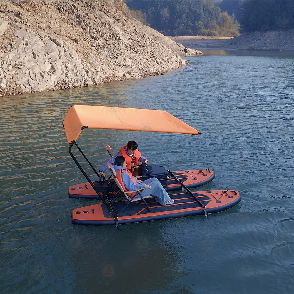Détail du moteur trolling sur le bateau RC gonflable SUP avec chaises.