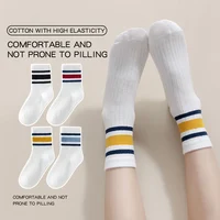 Quatre paires de chaussettes pour enfants pour le printemps et l'automne, style polyvalent rayé, chaussettes mi-mollet avec un style scolaire. 1