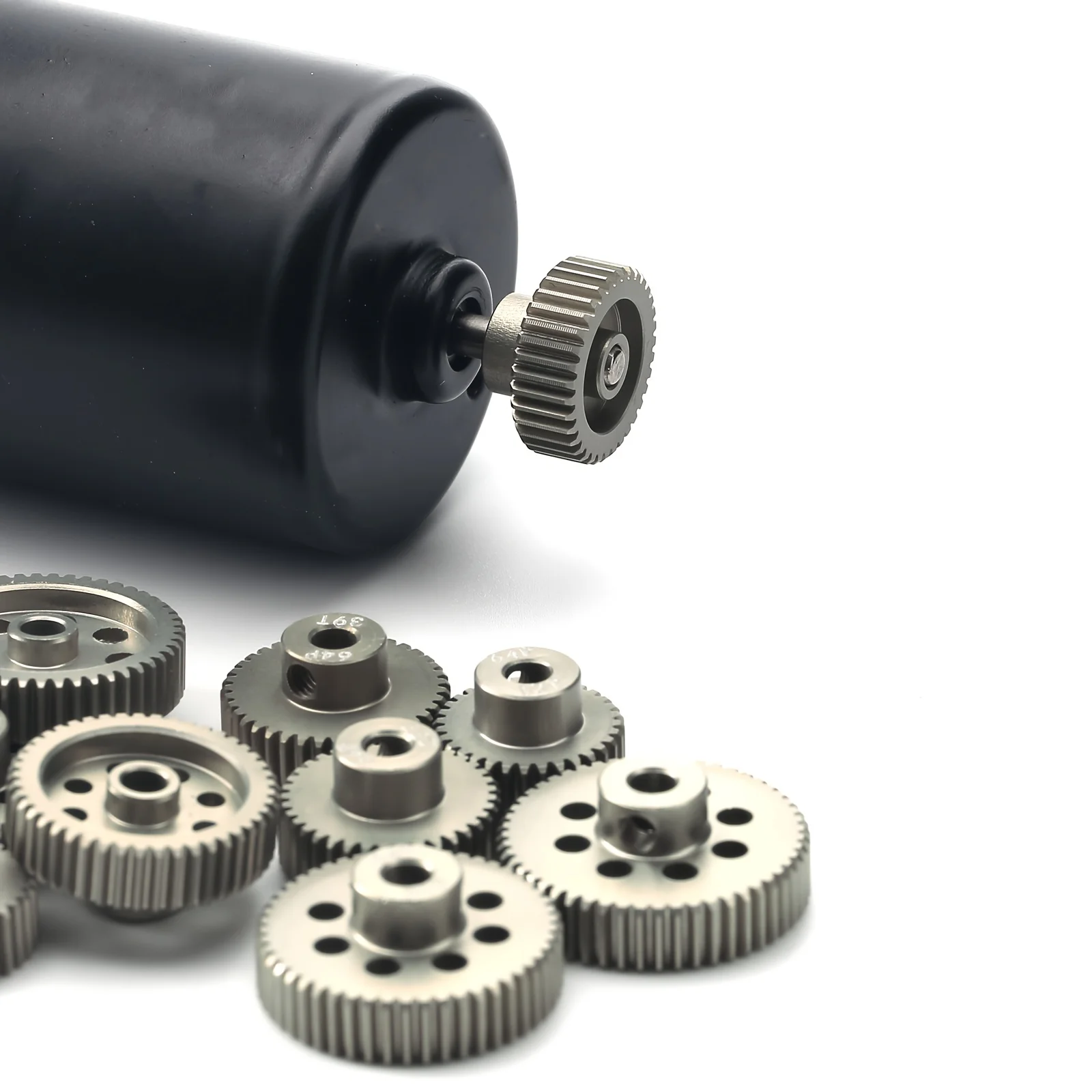 Gros plan sur pignon moteur RC en acier trempé, dents nettes pour transmission 1/10 1/8