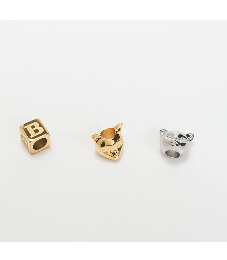 Fashionable metal pendant for handbags