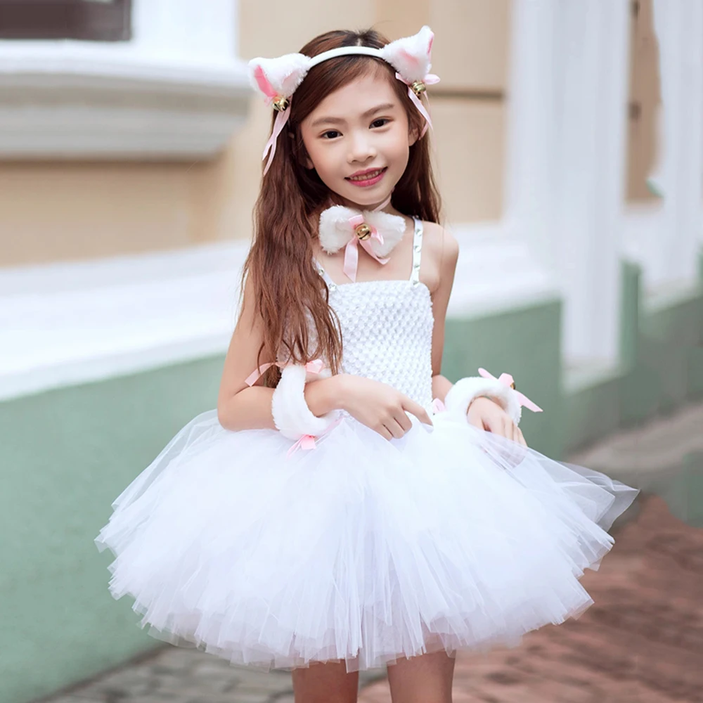 Bellissima bambina vestito come un gatto su uno sfondo bianco. Halloween,  carnevale ragazza in un costume di cat Foto stock - Alamy