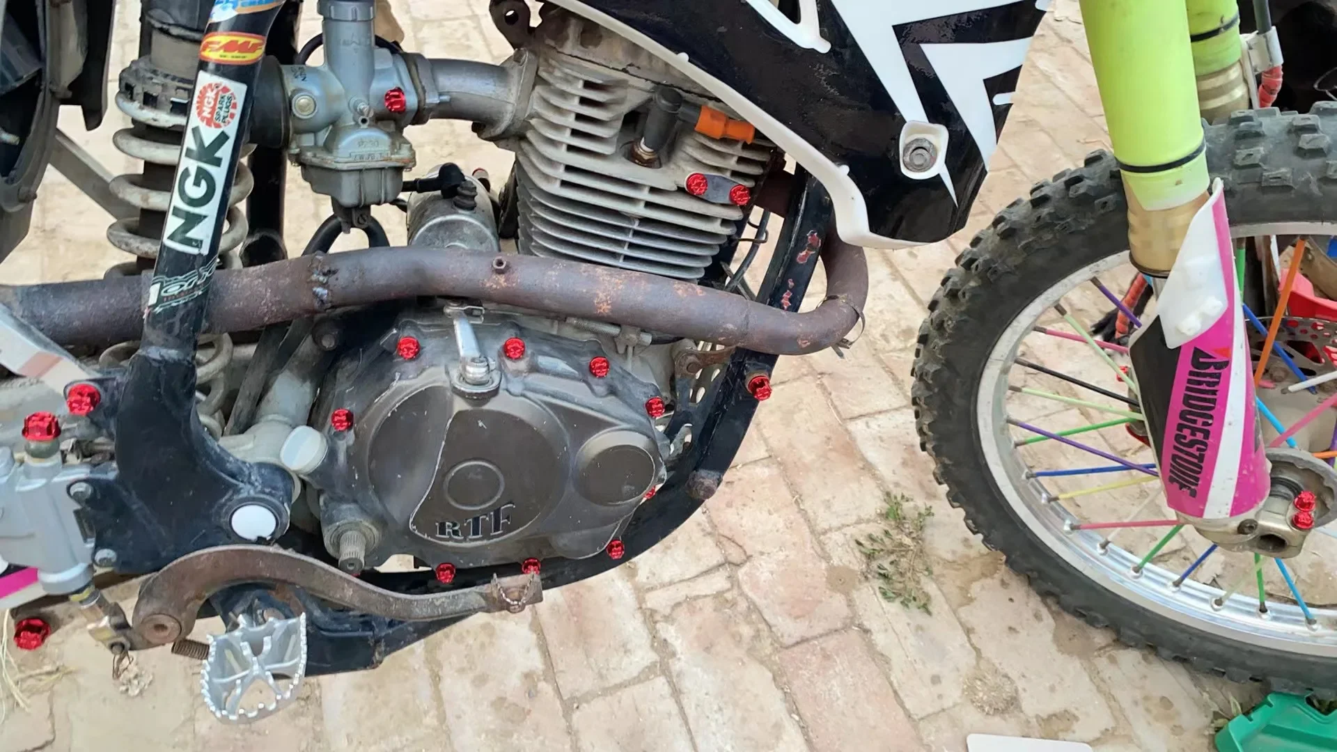 Комплект от осем многоцветни капачки за винтове