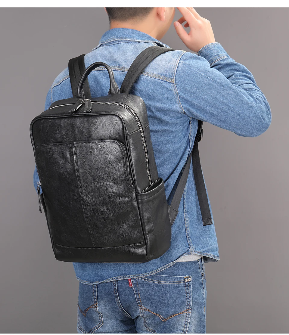 Mochila sendo usada por um homem