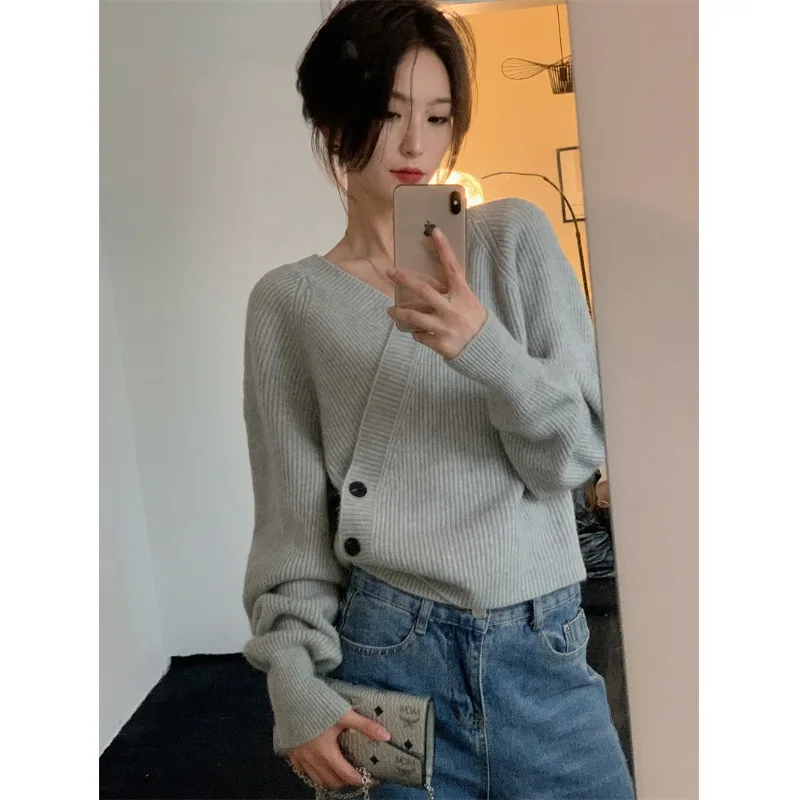 Рисунок 3 - Женский вязаный свитер с V-образным вырезом