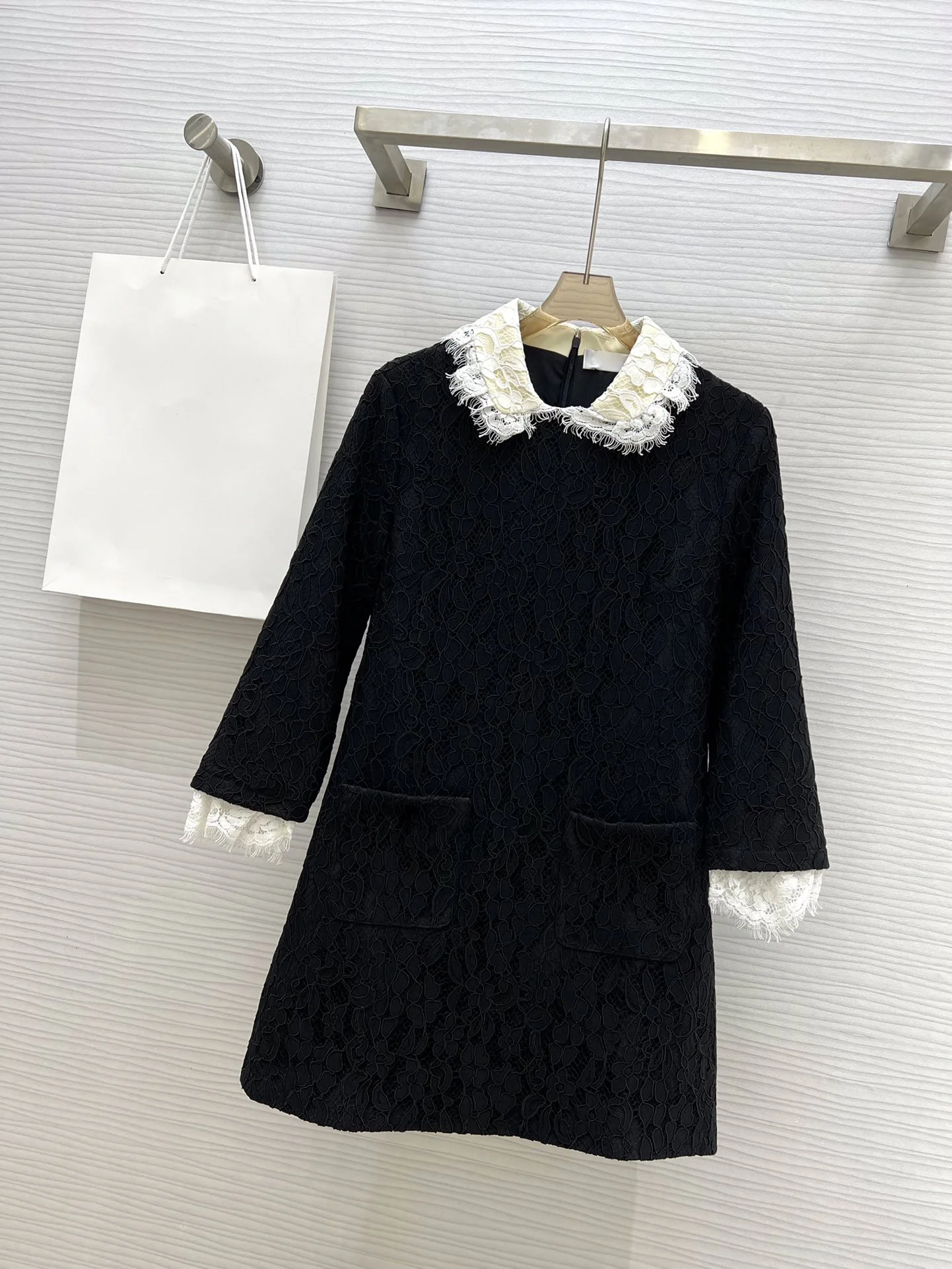 

Autumn and winter new lace dress lapels full of girly feeling