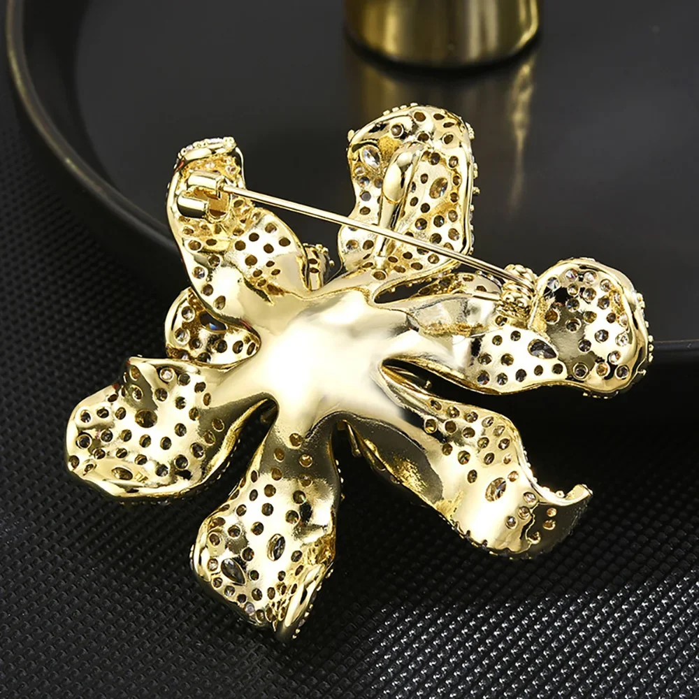 Luxury Rhinestone Geometric Snowflake Flower Brooches Fashion Crystal Brooch Pins For Women Clothing Wedding Party Jewelry Gift