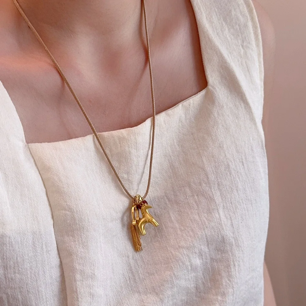 Collana con ciondolo a forma di cavallo con perline e nappa, divertente e metallica, per donne, regolabile, lunga catena in corda di cera_voghion.com