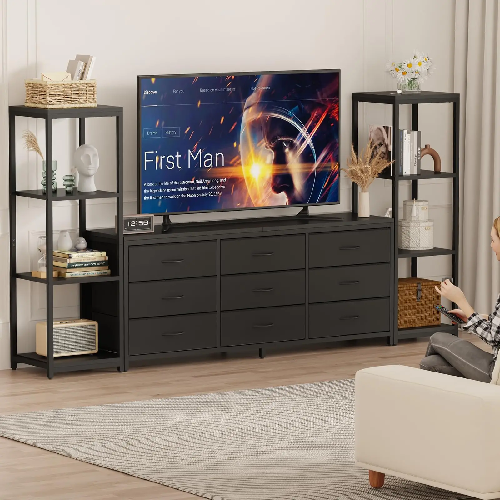 Meuble TV industriel moderne avec 9 tiroirs en tissu et 4 étagères de rangement, idéal pour un téléviseur de 75 pouces. Grand meuble console multimédia, finition noire rustique, pour le salon. 1