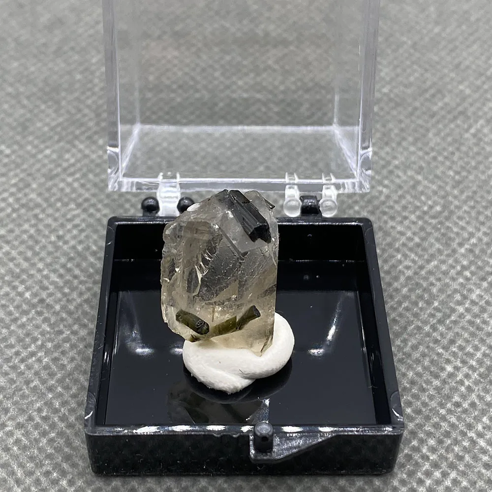 100% natural green tourmaline rough gemstone cure crystal ore specimen +Box size：35*35*35mm
