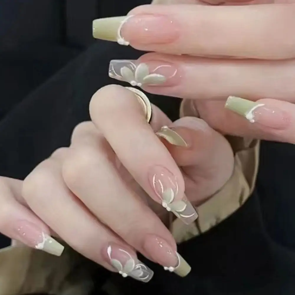 Thưởng thức mẫu nail vẽ hoa đơn giản sẽ khiến bạn được trải nghiệm những bông hoa tươi tắn, đầy sắc màu trên đầu ngón tay. Hãy xem video để tìm hiểu cách thực hiện chi tiết nhé.