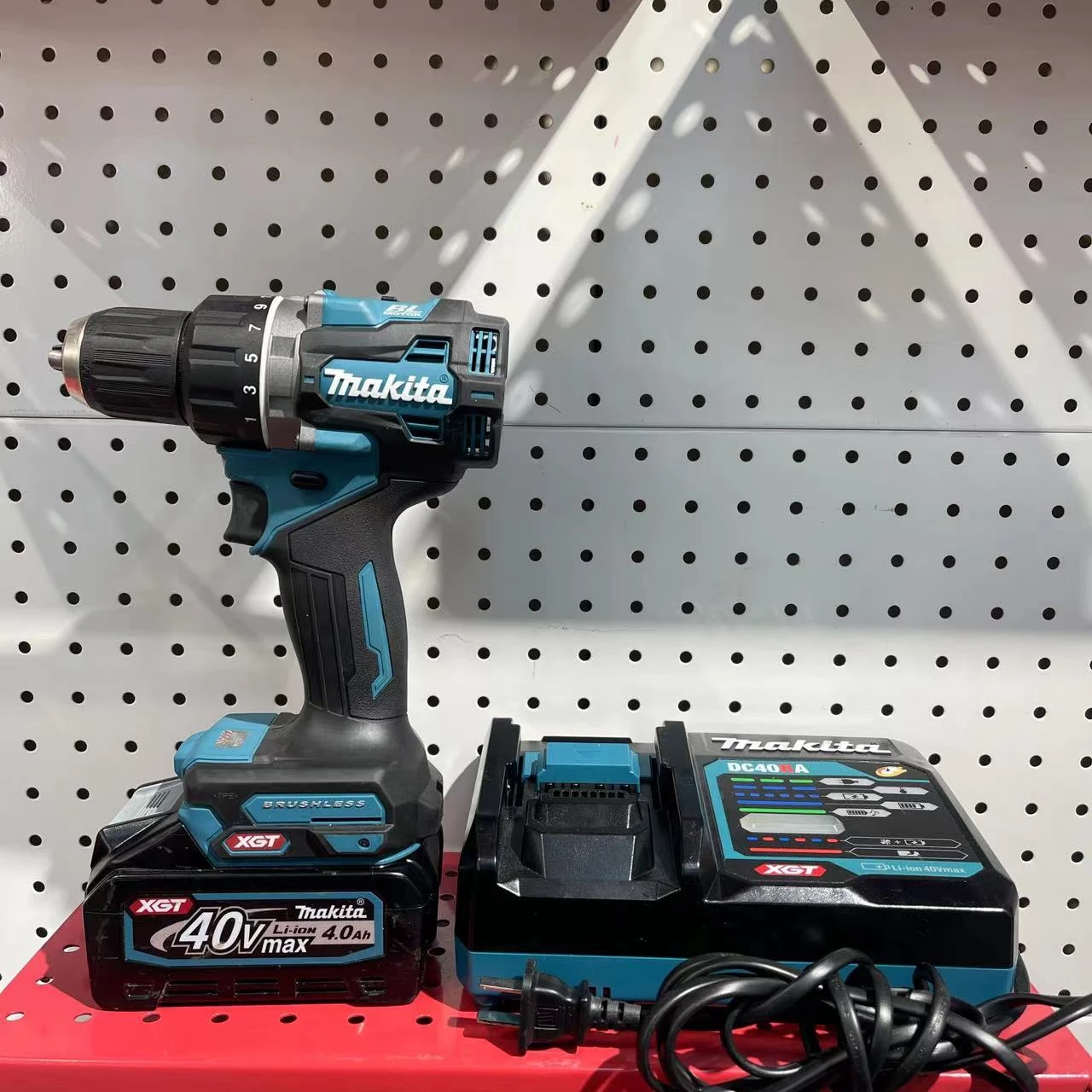 

Makita DF002G Brushless Charging Drill 40V Lithium Battery Electric Drill includes a 4.0AH battery and charger