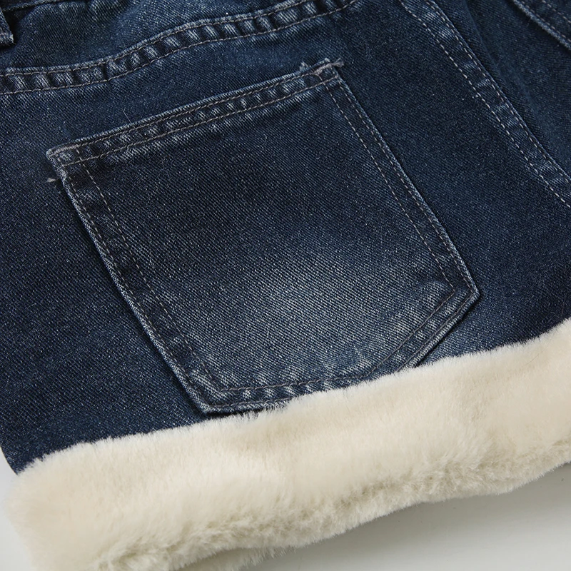 Mini vaqueros con ribete esponjoso kawaii para mujer, estilo chic, suave y dulce, diseño corto azul que combina con todo.