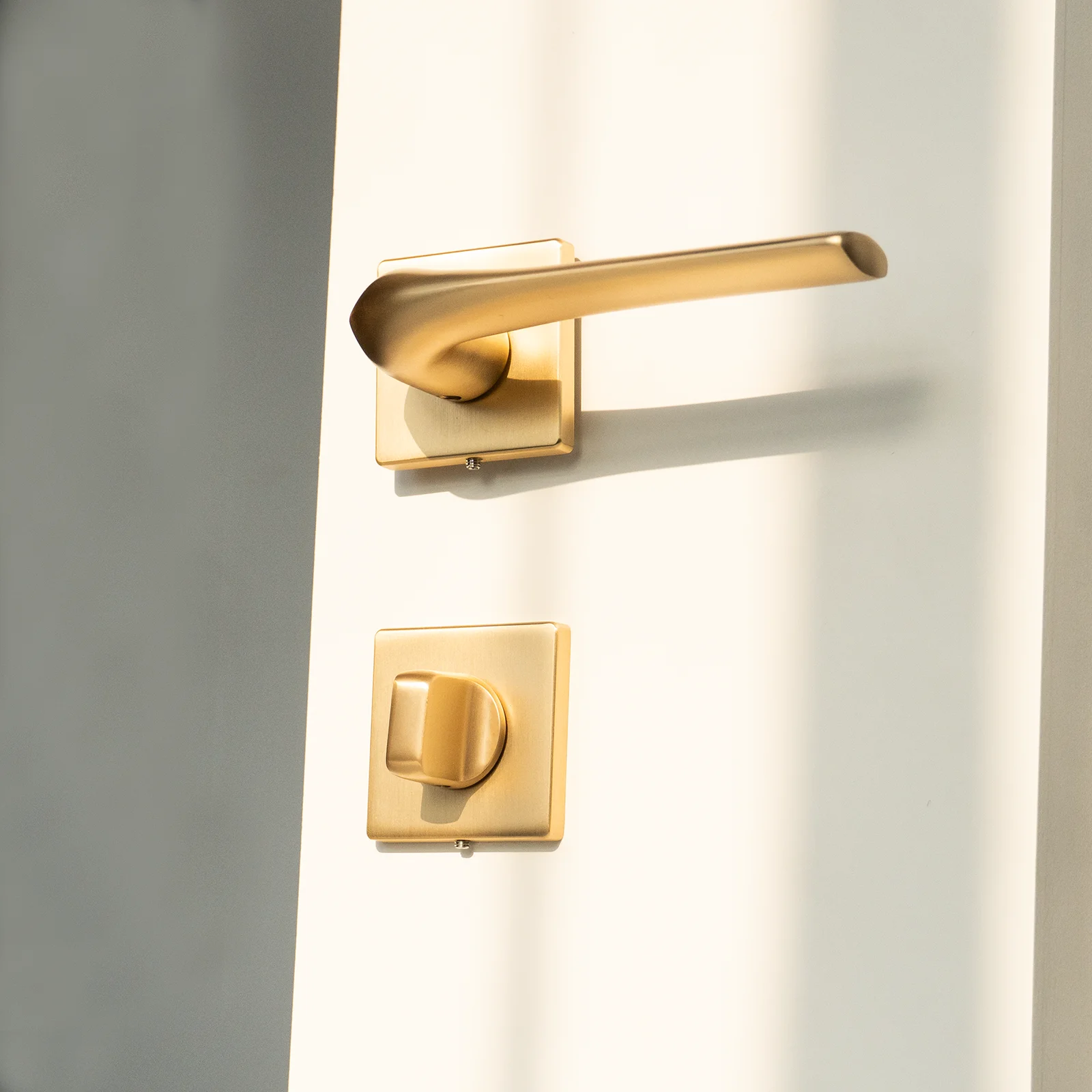 VERQNI MANIGLIE & ACCESSORI NF2042 ชุดล็อคประตูแบบเงียบหรูหรา ผลิตจากโลหะผสมสังกะสี สีดำด้าน ป้องกันการกัดกร่อน สำหรับห้องไม้ 1