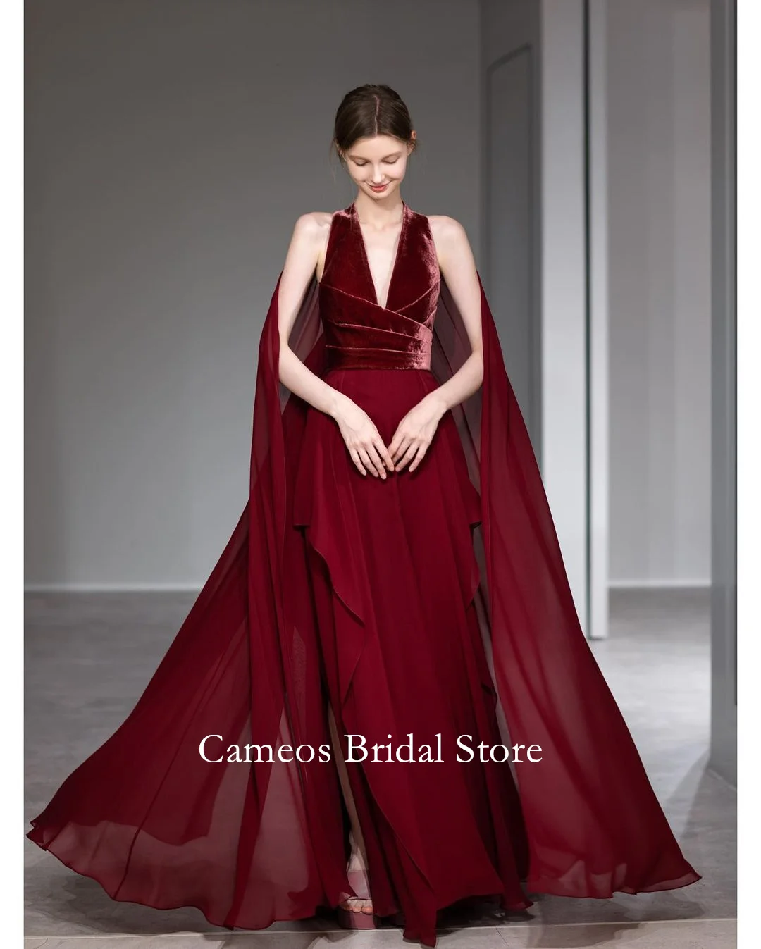 

Женское вечернее платье с глубоким V-образным вырезом, из шифона