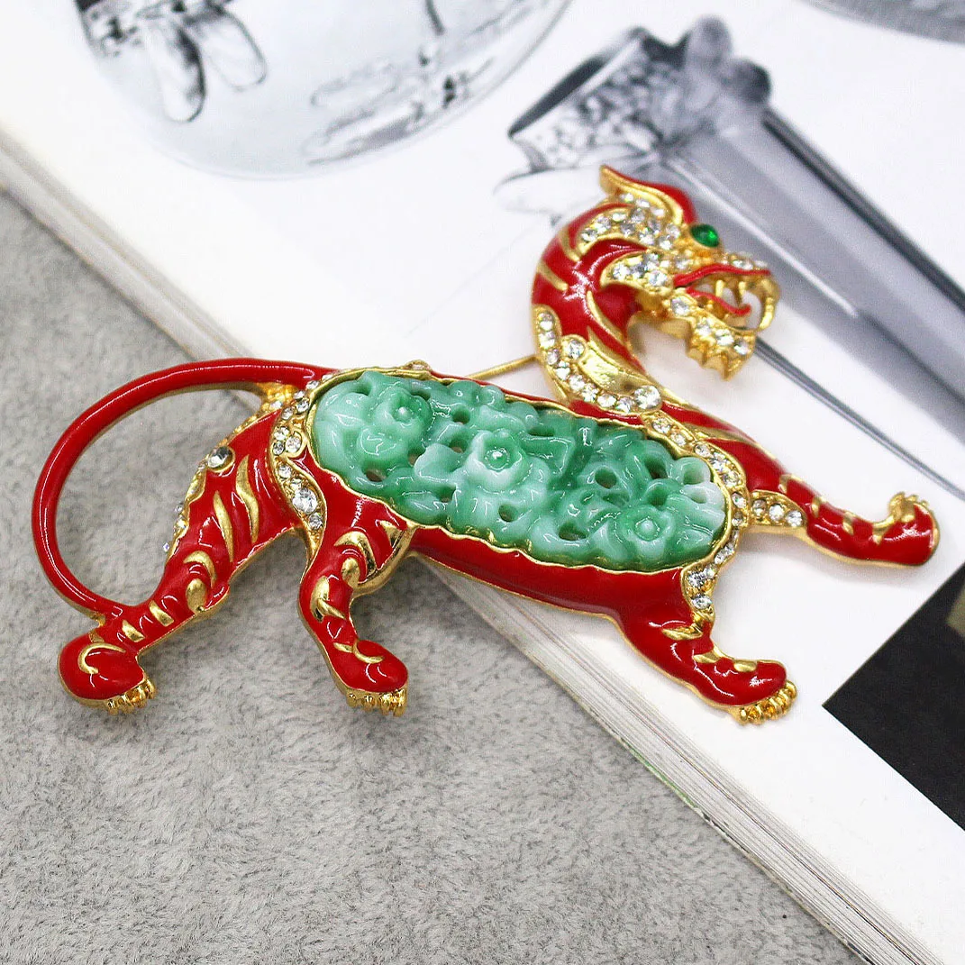 Vintage animal commuting brooch in Europe and America