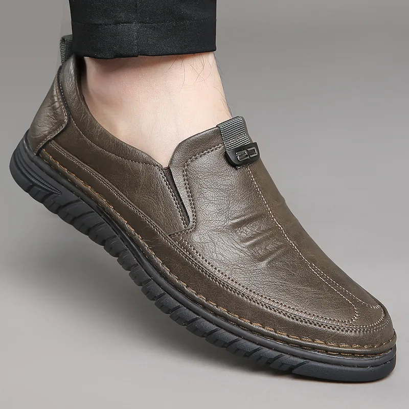 Nuove scarpe Casual da uomo Genuine fatte a mano scarpe comode in pelle per uomo scarpe basse Slip-on in pelle da lavoro con fondo morbido