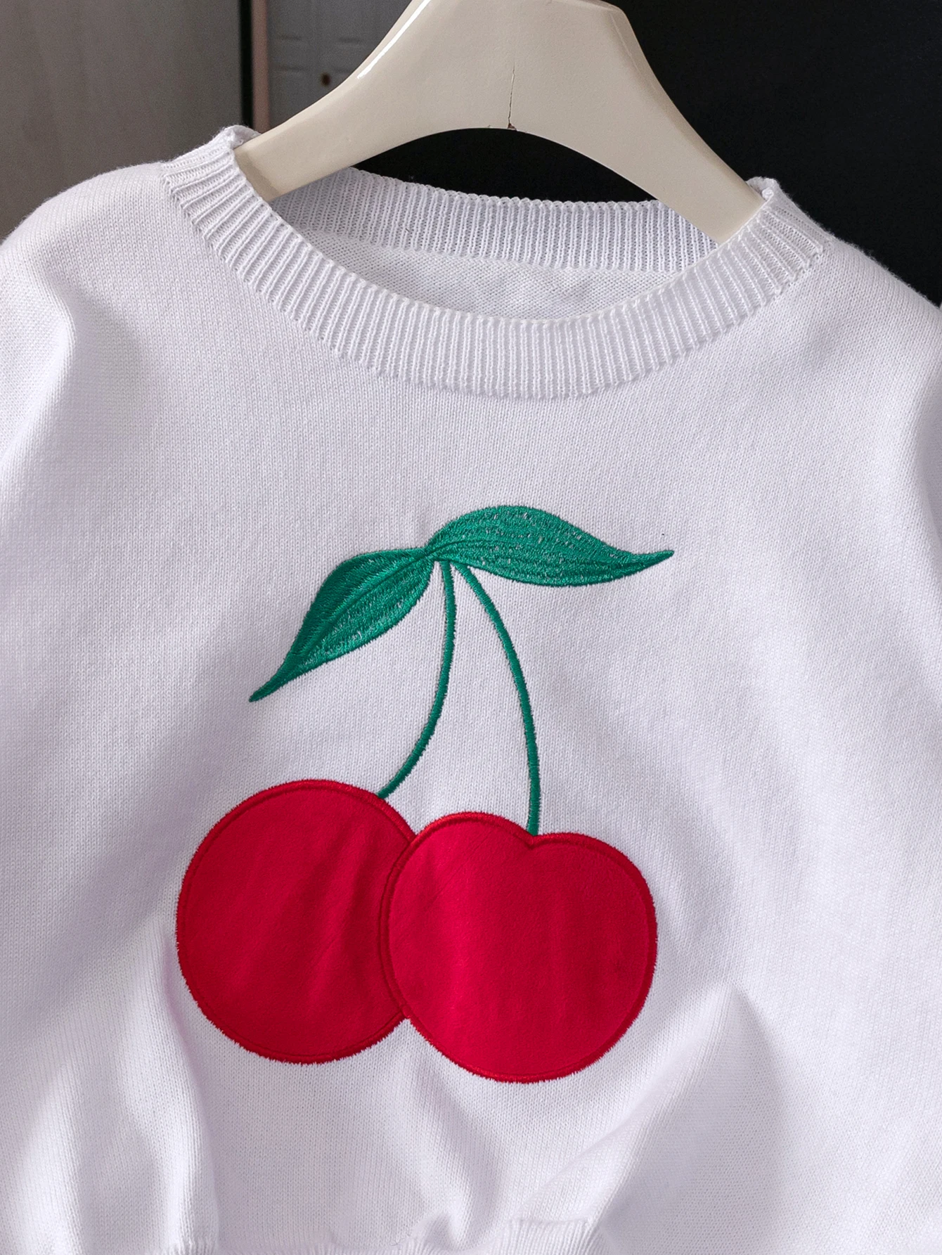 소녀의 귀여운 스타일의 체리 자수 짧은 스웨터 니트 풀오버는 봄, 가을, 겨울의 일상 여가에 적합합니다.